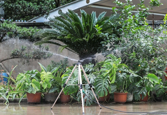 Dos boquillas giratorias 360 sprinkler para conectar rápidamente la eficiencia del riego agrícola