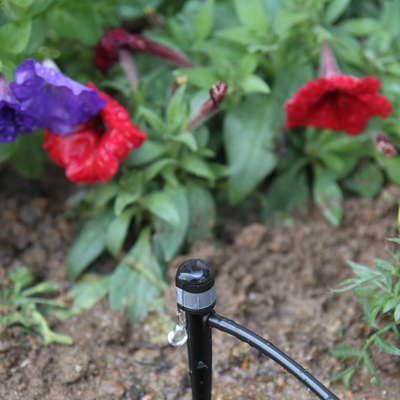 Sistema de riego por goteo de microarrogante de riego de rango ajustable para trasplante de plantas en macetas