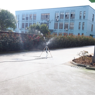 La imagen muestra el rociador de jardín con boquilla de oscilación caliente para el sistema de riego agrícola