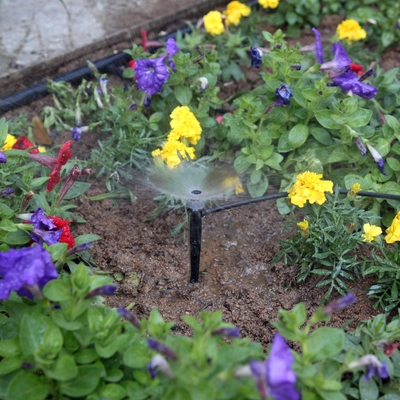 Riego de estilo normal rotación rociador para el jardín de la casa de plástico de una rama de tubo de flexión