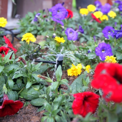 Riego de estilo normal rotación rociador para el jardín de la casa de plástico de una rama de tubo de flexión