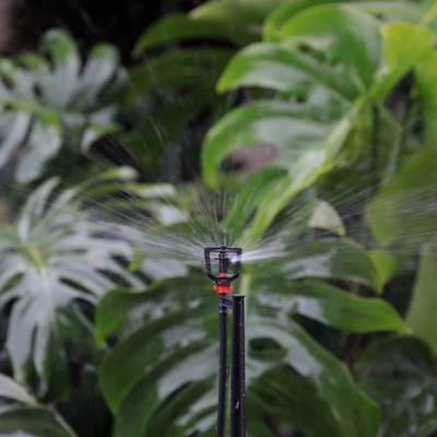 Posición vertical duradera Sistema de riego por rociador de agua agrícola con rociador de plástico