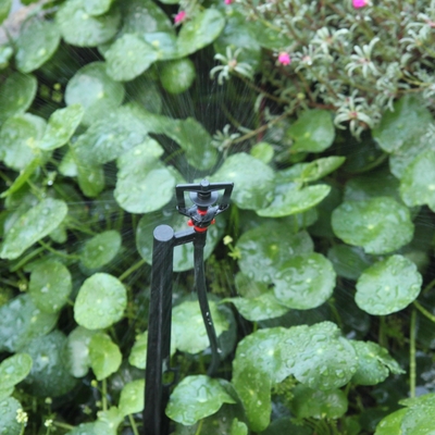 Sistema de rociadores de 360 grados personalizado para el riego agrícola en micro invernaderos