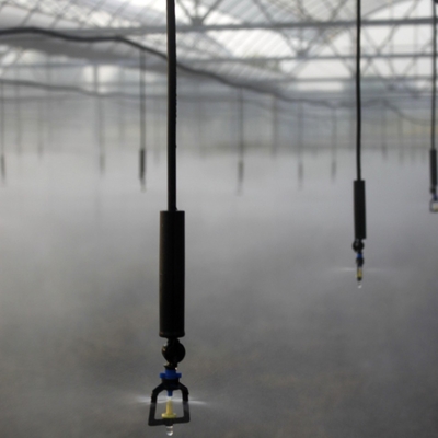 Sprinkler rotativo de refracción por atomización para el riego agrícola